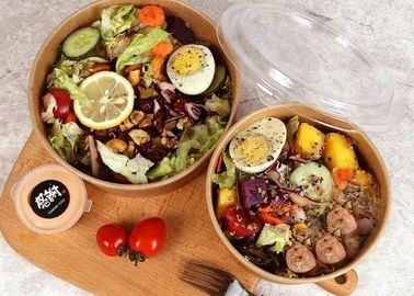 Ο κύκλος προσάρμοσε τα μικρά μίας χρήσης κύπελλα εγγράφου για καυτός & κρύος με τα καπάκια