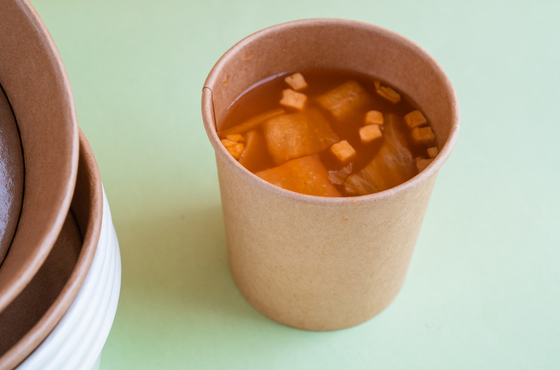 η σούπα 8oz 26oz 32oz Kraft κοιλαίνει τα κύπελλα εγγράφου με τα καπάκια